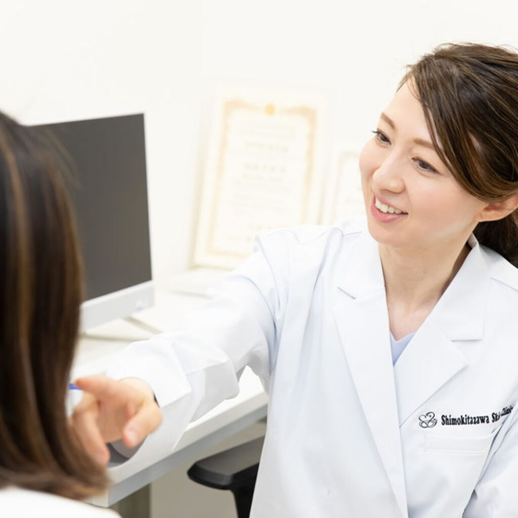 皮膚科の診察している下北沢スキンクリニックの皮膚科医