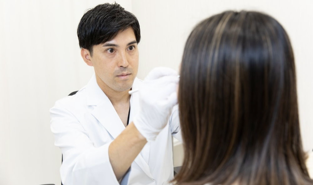 形成外科医による診察している際の画像