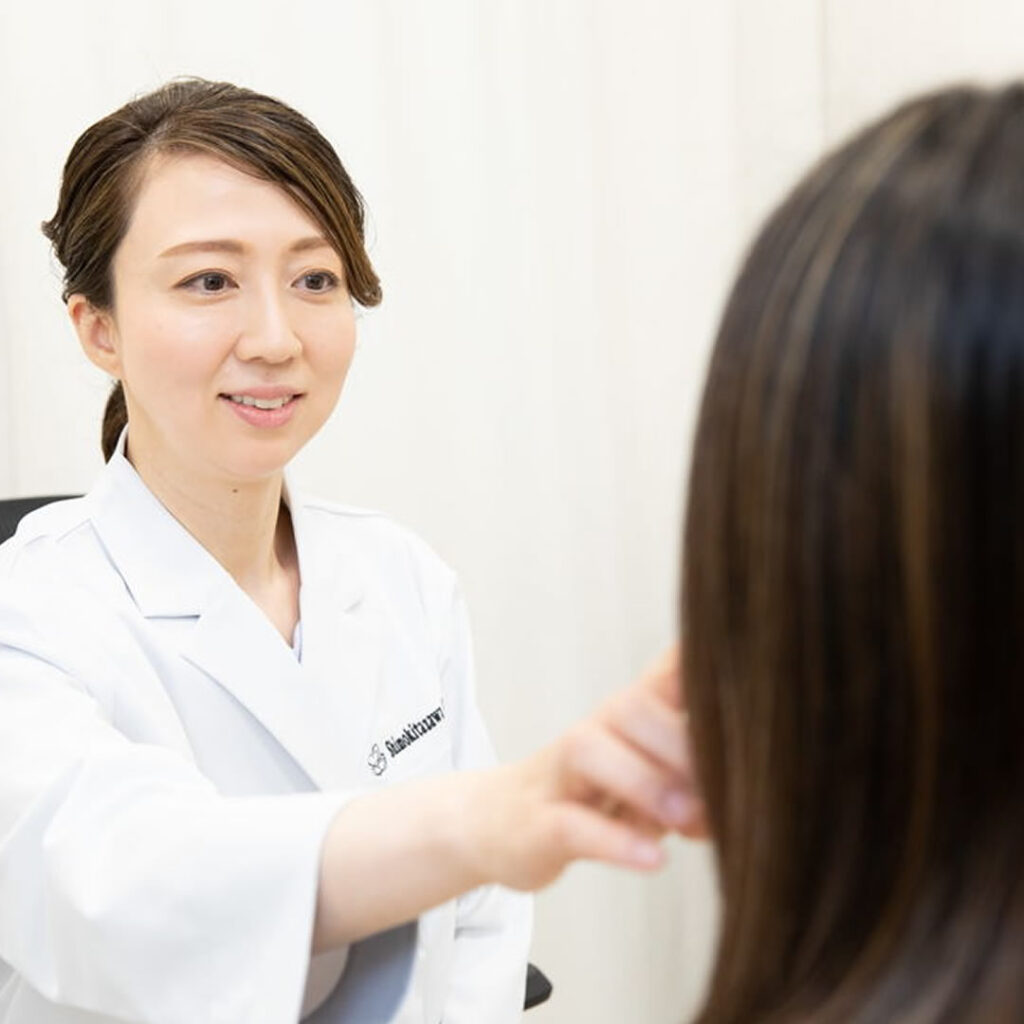 かゆみの治療をしている女医