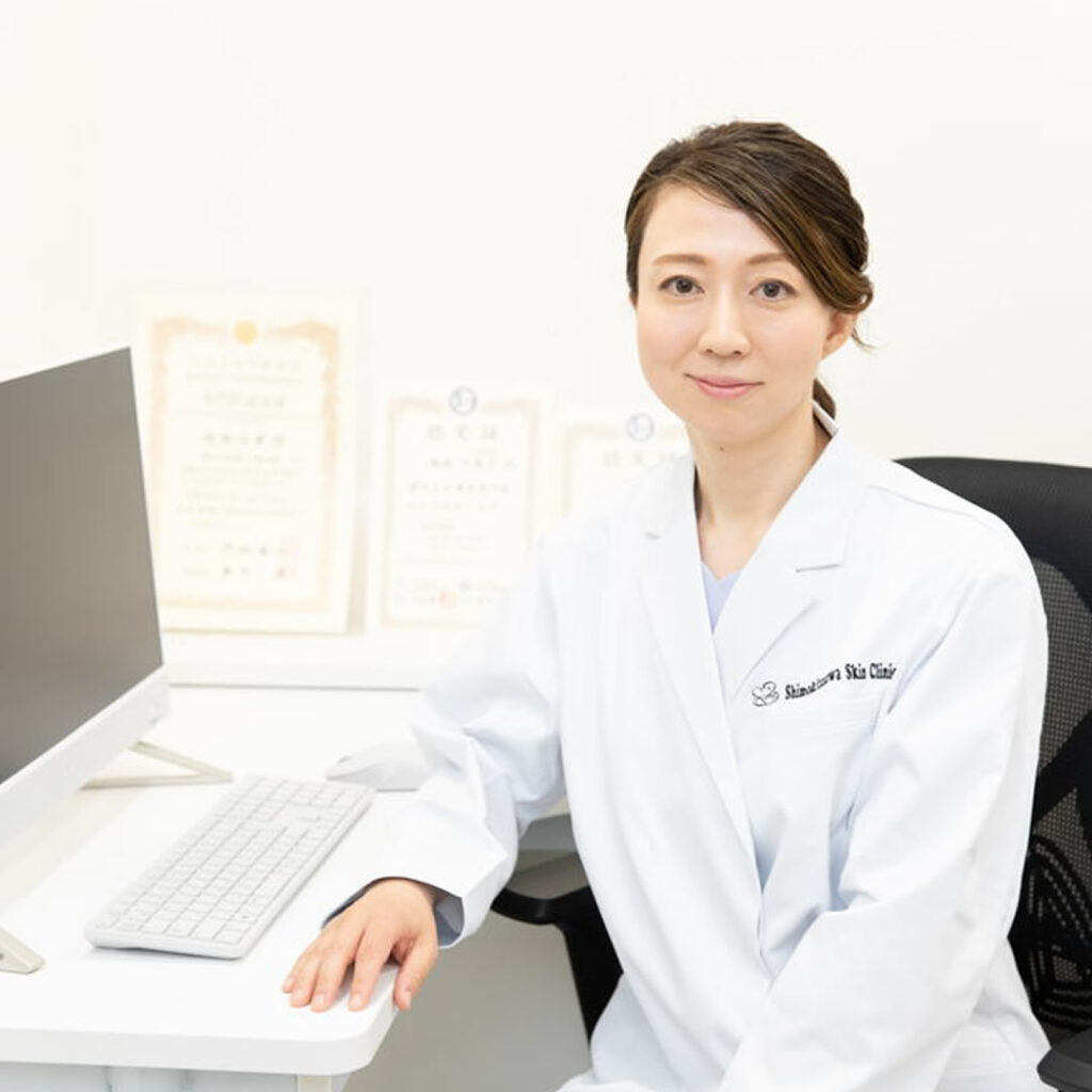 脂肪腫除去について説明する女医