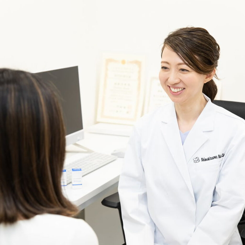 やけどについて説明する女医