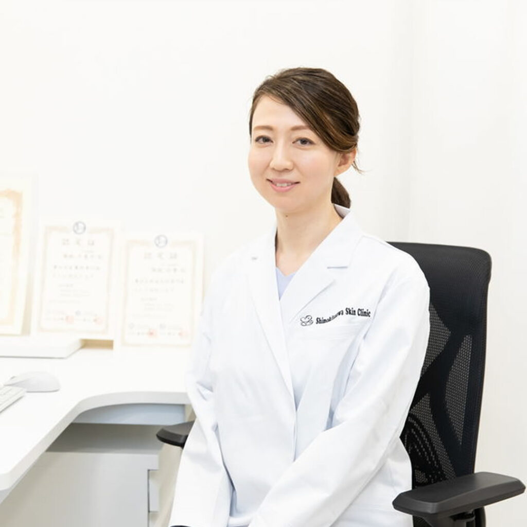 脱毛症治療について説明している女医