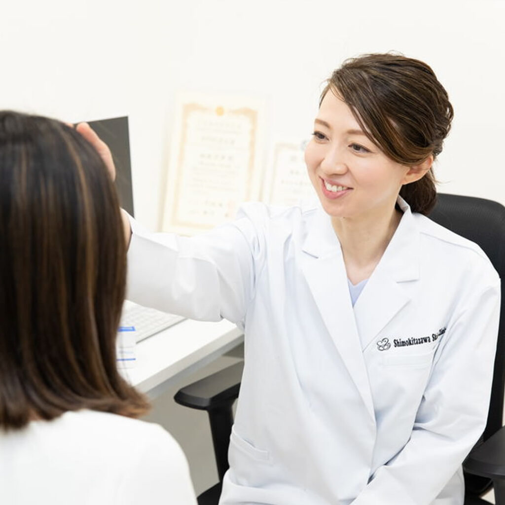 蕁麻疹（じんましん）について説明する女医