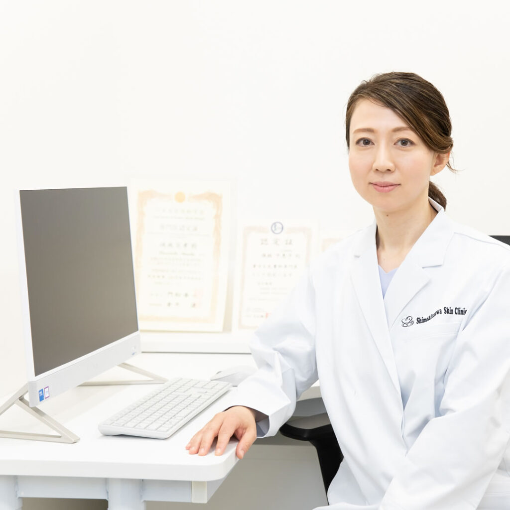 湿疹の治療方針を説明する下北沢スキンクリニックの女医