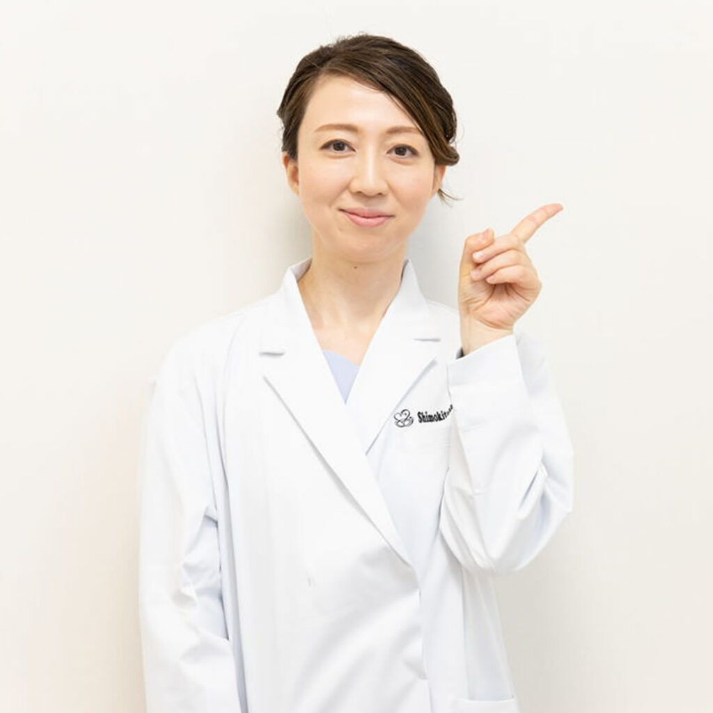 脱毛症の治療方法を案内する女医