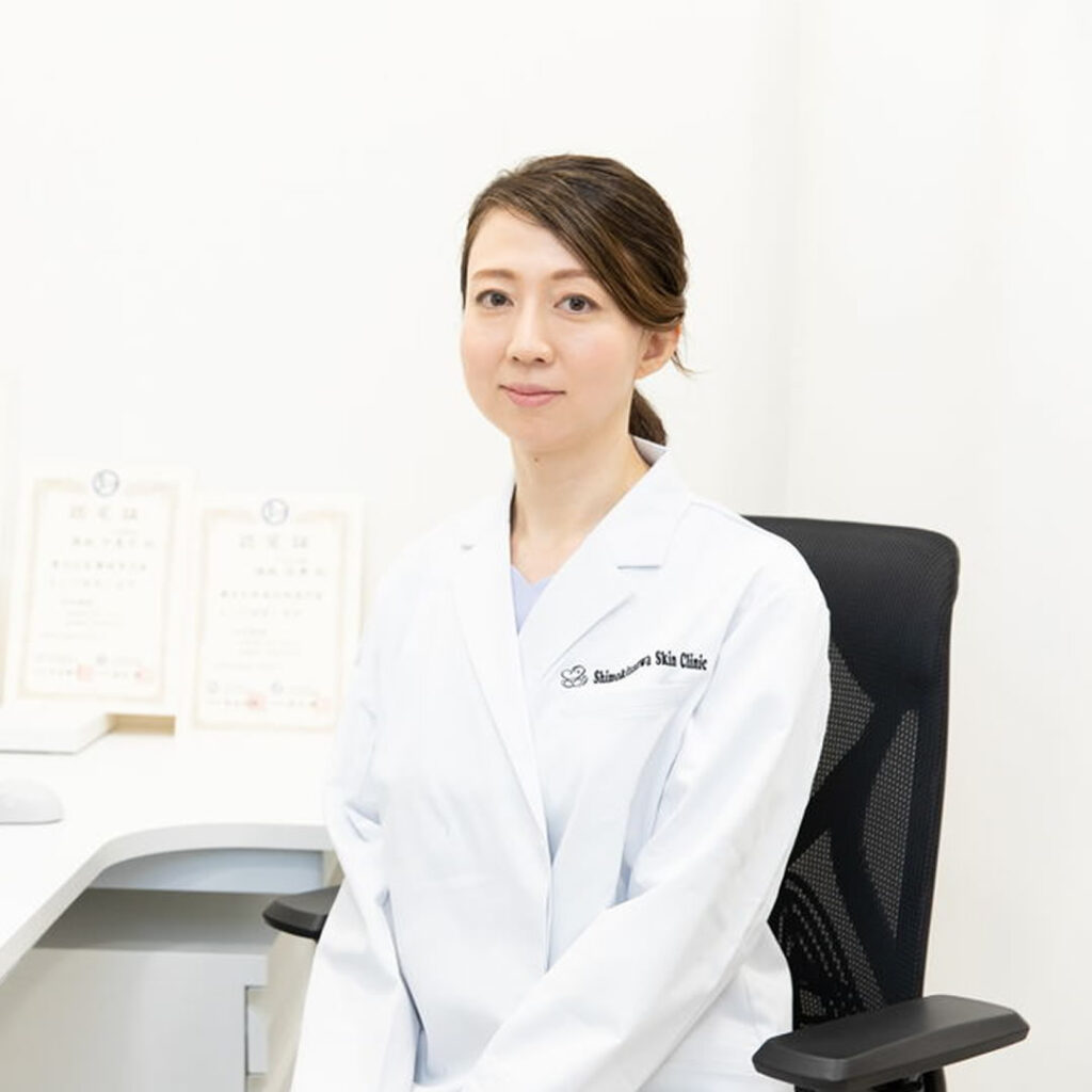 粉瘤除去について説明する女医