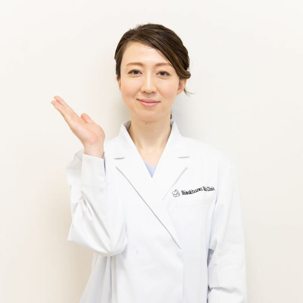 やけどの治療法を説明する女医
