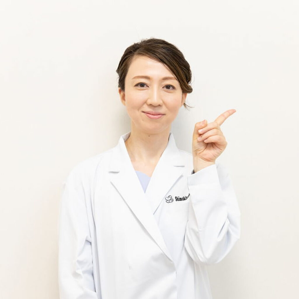 脂肪腫除去の治療方法を説明する女医