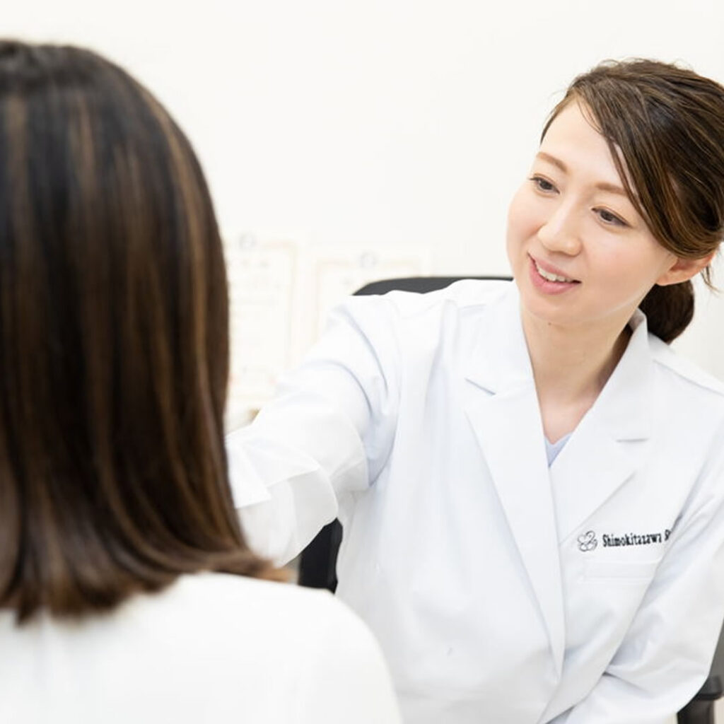 ニキビ跡の悩む女性を診察している女医